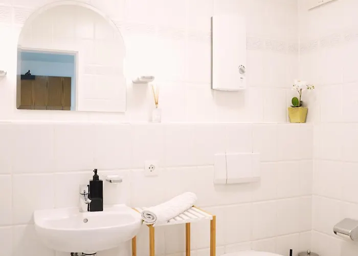 Mit Balkon, Kueche & Waschmaschine An Der Whu דירה ולנדר